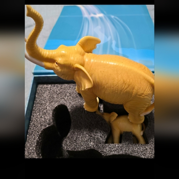 Franz Porcelain Elephants FZ0387 $130 or Best Offer - Picture 3 of 8